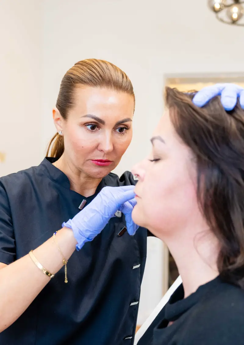 Frau mit Ärztin bei der Behandlung der Mesotheraphie / Skinbooster